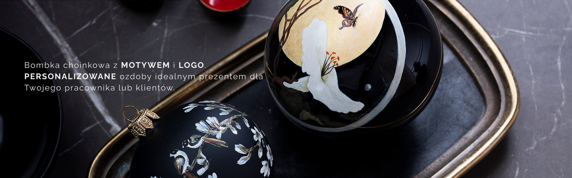 Świąteczny banner z personalizowaną bombką i logotypem marki