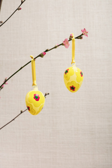 Ozdoba wielkanocna 2 szklane jajka z motywem  żółtych kwiatów