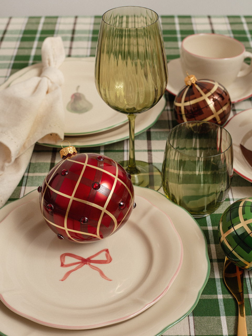 2 szklane bombki choinkowe w burgundowym kolorze z motywem kratki 