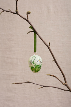 Szklane jajko wielkanocne z motywem polnych kwiatów