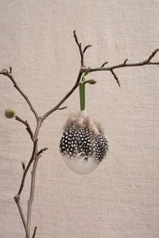 Szklane jajko wielkanocne z naturalnymi piórami 