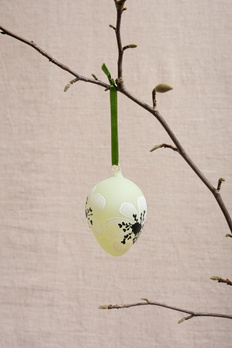 Szklane jajko wielkanocne z motywem białych kwiatów