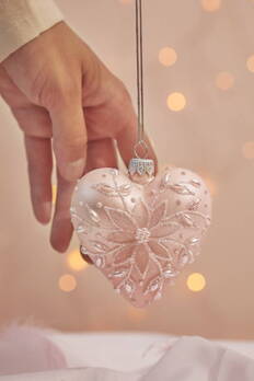 Szklana bombka choinkowa - serce delikatną dekoracją w białym kolorze