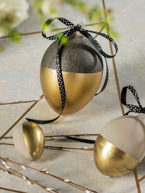 Minimalistyczne szklane jajko wielkanocne ze złotą dekoracją