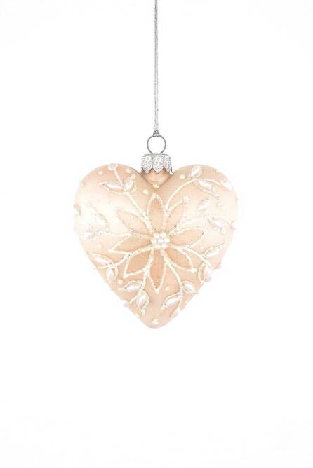 Szklana bombka choinkowa - serce delikatną dekoracją w białym kolorze